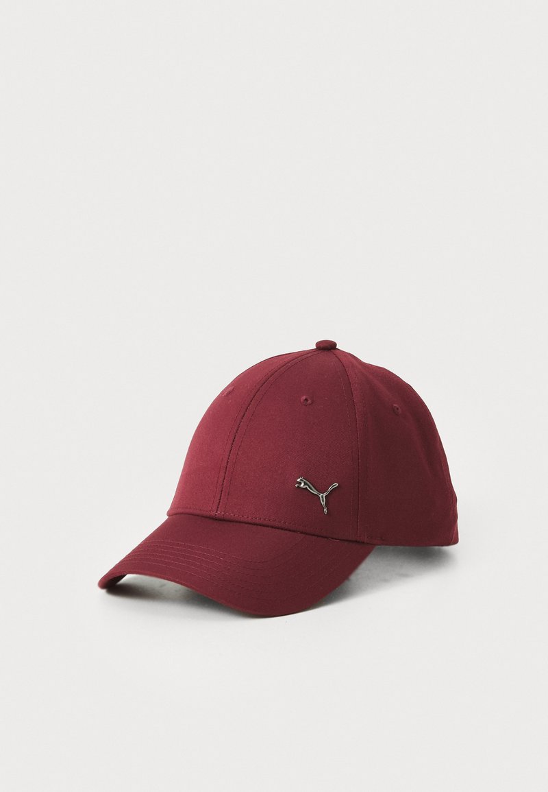 Căciulă de baseball maron, din țesătură, cu o margine curbă, design cu șase panouri și un mic accent logo din metal pe partea stângă frontală.