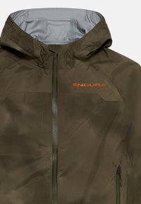 Grüne wasserfeste Jacke mit silbernem Innenfutter, ausgestattet mit einem durchgehenden Reißverschluss, verstellbare Kapuze und einem orangefarbenen "ENDURA"-Logo auf der Brust.