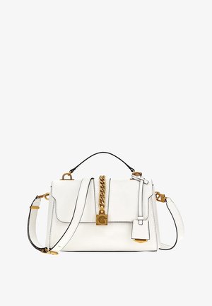 Bolso de mano de cuero blanco texturizado con herrajes dorados, que presenta un detalle de cadena, correa ajustable y una etiqueta desprendible.