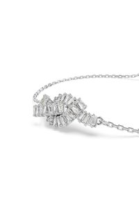 Strieborný náhrdelník so zložitým dizajnom vírusu, ozdobený obdĺžnikovými, priehľadnými drahokamami, pripevnený na jemnom reťazci.