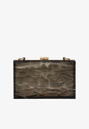 Pochette rectangulaire grise en plastique transparent texturé, avec une fermeture métallique et une chaîne dorée. Surface lisse avec un effet froissé.
