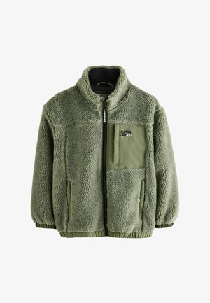 Chaqueta de forro polar verde oliva con cremallera frontal, cuello alto y puños elásticos. Con bolsillos de parche y un logotipo en el pecho. Tejido texturizado.