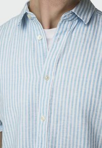 Himmelblau und weiß gestreiftes Kurzarmhemd aus Leinen, mit einem Button-Down-Kragen und einer Knopfleiste auf der Vorderseite.