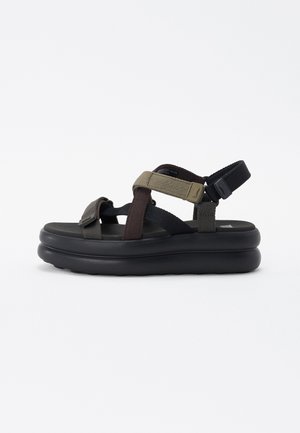 Herrsandaler med en svart gummisulor, khaki, mörkbruna och svarta nylonremmar, med justerbara spännen och en texturerad fotbädd.