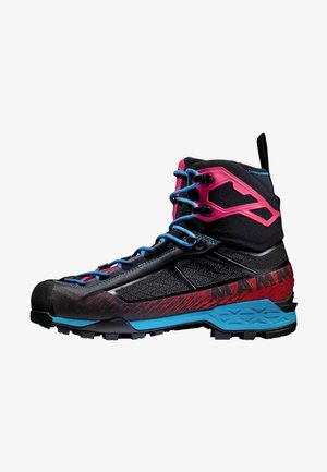 Schwarze und rote Wanderschuhe mit einem hohen Knödeschutz, blauen Schnürsenkeln, strukturiertem Material, steifer Sohle und einem gemusterten Gummiprofil für besseren Halt.