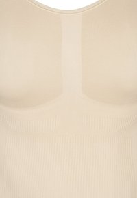 Beiges, nahtloses, geripptes Oberteil aus Stoff mit geformten Cups und dezenten vertikalen Streifen über Brust und Mittelteil.