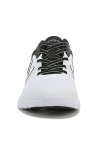 Weiße und schwarze Sportschuhe mit einem Obermaterial aus Mesh, strukturierten Paneelen und flachen Schnürsenkeln. Ausgestattet mit einer gepolsterten Sohle und Vionic-Branding auf der Zunge.