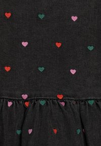 Stella McCartney Kids DRESS HEARTS ON BLACK BASE GIRL - Sukienka jeansowa