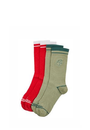 Twee paar crew-sokken, één rood met witte strepen en logo bij de tenen, één groen met donkerdere groene strepen en pootafdruk-logo op de boord.