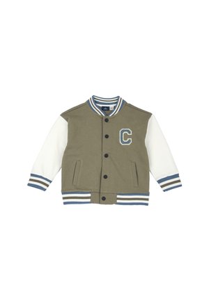 Veste varsity vert olive avec des manches blanches, un col et des poignets côtelés ornés de rayures bleues, et un écusson blanc en forme de "C" sur la poitrine.