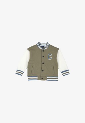 Giacca varsity verde oliva con maniche bianche, colletto e polsini a coste con strisce blu, e una toppa bianca a forma di "C" sul petto.