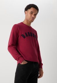 Barbour PREP LOGO CREW NECK - Camisola - highland red