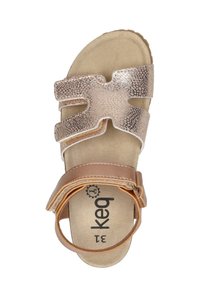 Kinder-Sandale mit offenen Zehen, hellbraunen, strukturierten Riemen, beigem Innenfußbett und einem braunen, verstellbaren Knöchelriemen mit Klettverschluss.