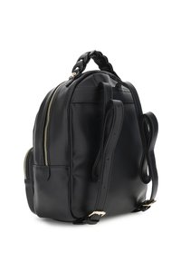 Zaino in pelle nera con forma arrotondata, zip dorate, manico intrecciato sulla parte superiore e spallacci regolabili. Caratterizzato da due tasche frontali.