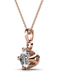 Collana in oro rosa con pendente a diamante tondo. Il diamante è incastonato in una montatura a quattro griffe, caratterizzata da una superficie liscia e lucida e da una catena fine.