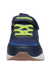 Marineblauer Sportschuh aus Mesh mit neongrünen Schnürsenkeln und Riemen, Gummisohle und blauen Akzenten. Zeigt das KangaROOS-Logo deutlich.