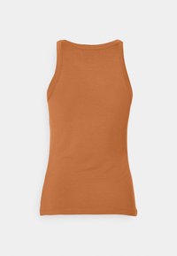 Top de tirantes de color óxido con cuello redondeado, diseño sin mangas y una textura suave. El dobladillo es ligeramente curvado en la parte posterior.