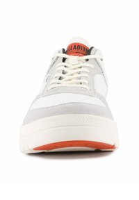 Szare sneakersy z białą cholewką z płótna i zamszu, kremowymi sznurowadłami, czerwonym logo na języku oraz teksturowaną gumową podeszwą z pomarańczowym akcentem.