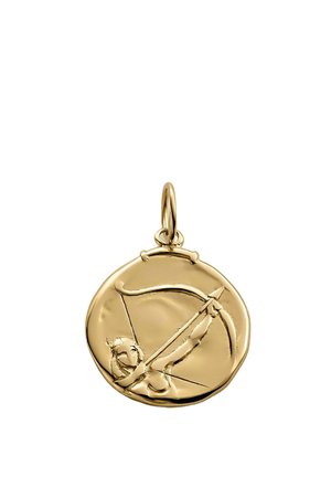Colgante circular de oro con un diseño de arquero en relieve, que muestra un arco y una flecha. Textura suave y acabado pulido. Pequeño lazo para sujeción.