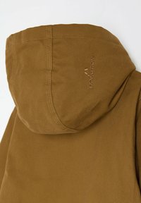 Brązowa kurtka z kapturem o teksturowanej powierzchni. Posiada haftowany kaptur oraz detal z logo w kontrastowym szwie.