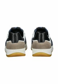 Tenisky s modrou síťovinou, bílými a černými koženými detaily a béžovým texturovaným podpatkem. Gumová podrážka s kulatým tvarem.