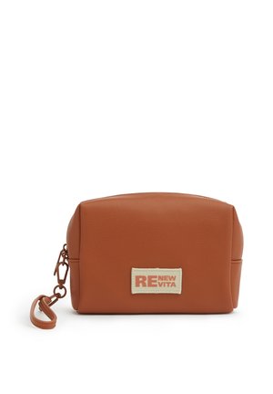 Bustina rettangolare marrone con cinturino da polso e toppa beige con la scritta "RE NEW VITA" sul davanti, su sfondo bianco.