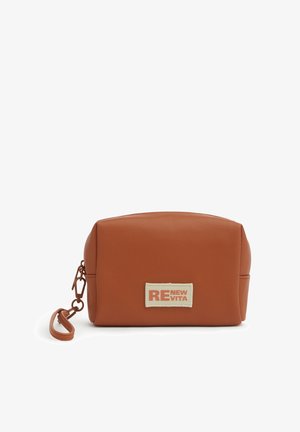 Bustina rettangolare marrone con cinturino da polso e toppa beige con la scritta "RE NEW VITA" sul davanti, su sfondo bianco.