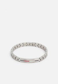 Bracelet en acier inoxydable argenté avec des maillons entrelacés, présentant une surface lisse et trois accents colorés : rouge, bleu et blanc.