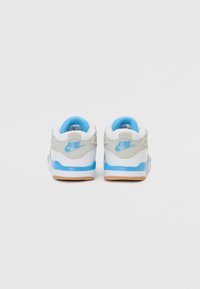 Sneaker bianche e grigio chiaro con accenti blu e suola in gomma. Presentano un design arrotondato, colletto imbottito e pannelli laterali testurizzati.