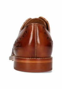 Scarpa da cerimonia in pelle marrone con dettagli broguing. Presenta una finitura lucida, punta rotonda e un tacco impilato in legno.