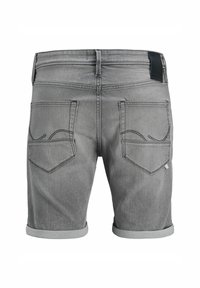 Grijze denim short met opgerolde manchetten, met twee achterzakken met decoratieve stiksel en een rechthoekig zwart label op de tailleband.