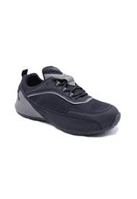 Chaussure de sport noire en mesh et matériaux synthétiques, à bout arrondi, avec des accents gris et une semelle texturée pour une meilleure adhérence. Système de laçage intégré au design.