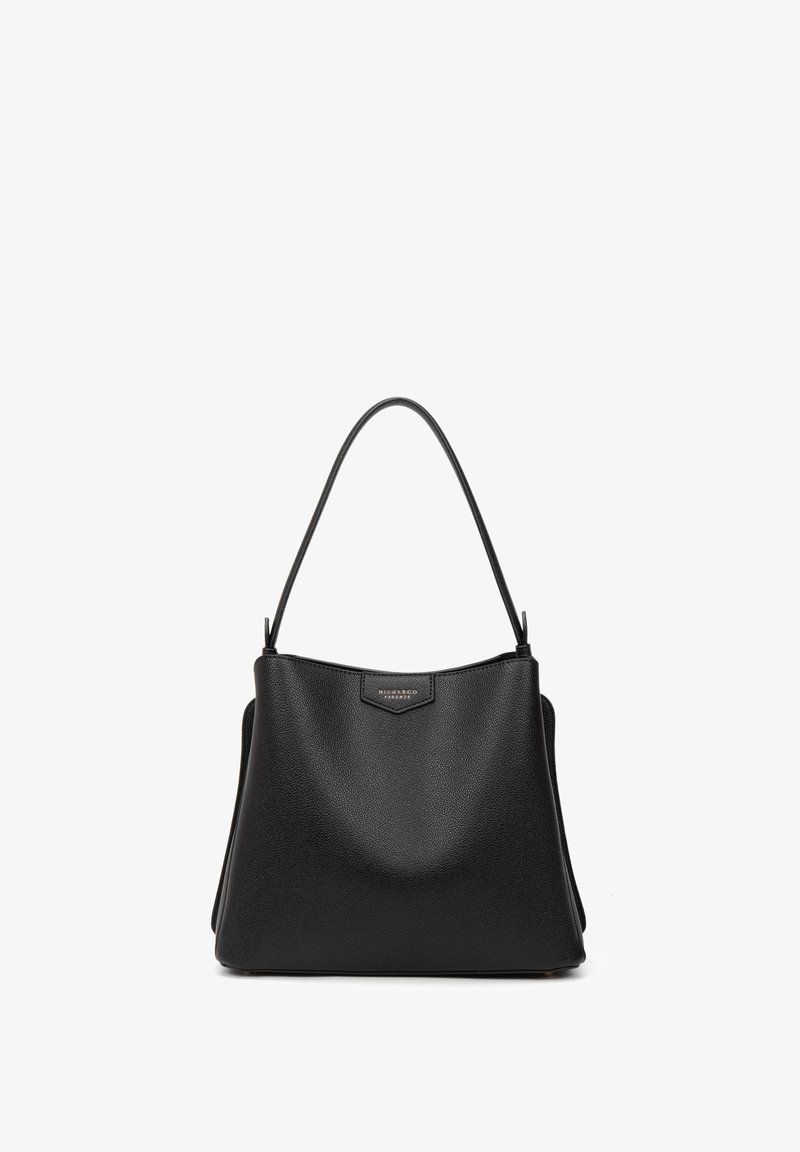 Borsa a mano in pelle nera con una forma strutturata, manico singolo e logo impresso. Finitura testurizzata con una leggera lucentezza e senza decorazioni.