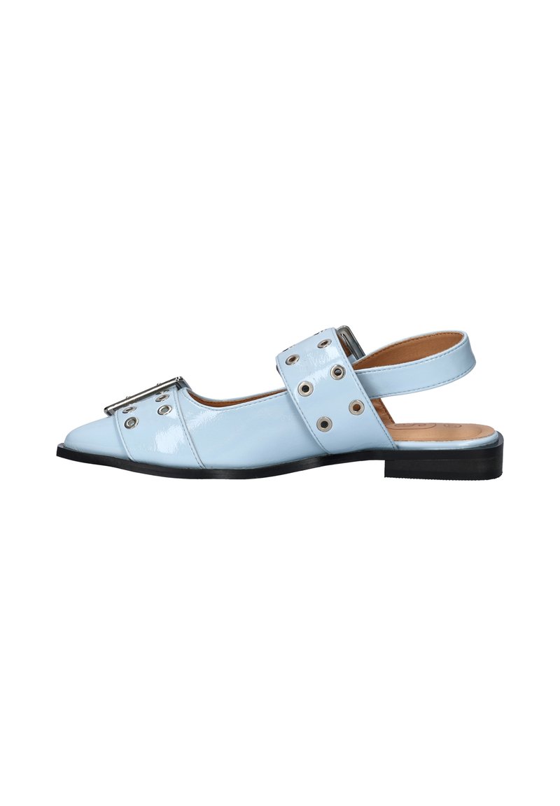 Himmelblaue Lackleder-Slingbacks mit spitzem Zehenbereich, metallischem Schnallendetail und perforierten Riemenakzenten. Flacher schwarzer Absatz.