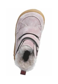 Stivale in suede rosa con due cinturini in velcro neri, foderato in pelliccia sintetica e suola in gomma. Punta arrotondata e cuciture rinforzate lungo le cuciture.