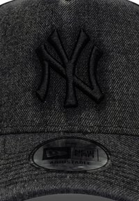 Μαύρο τζιν καπέλο μπέιζμπολ με ανάγλυφο μαύρο λογότυπο NY, ρυθμιζόμενο λουράκι και κυκλικό αυτοκόλλητο New Era στο γείσο.