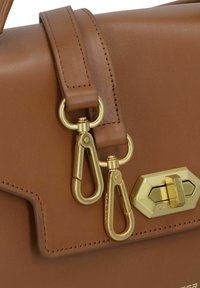 Borsa a tracolla in pelle marrone con hardware dorato, ganci removibili e cuciture ordinate lungo i bordi. Il design è rettangolare con una superficie liscia.