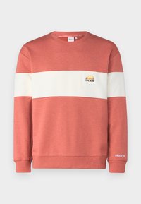 Sarkans-oranžs džemperis ar balu horizontālu joslu, kuram ir maza izšūta saule un "PEPE JEANS" logo uz krūšu daļas. Izgatavots no kokvilnas maisījuma materiāla.