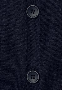 Navy gestrickte Strickjacke mit strukturiertem Muster, schwarzem Knopf mit vier Löchern und sichtbaren Nähten an der Vorderseite.