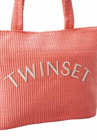 Borsa a spalla intrecciata corallo con logo "TWINSET" in rilievo argentato. Finitura testurizzata e manici robusti per un facile trasporto.