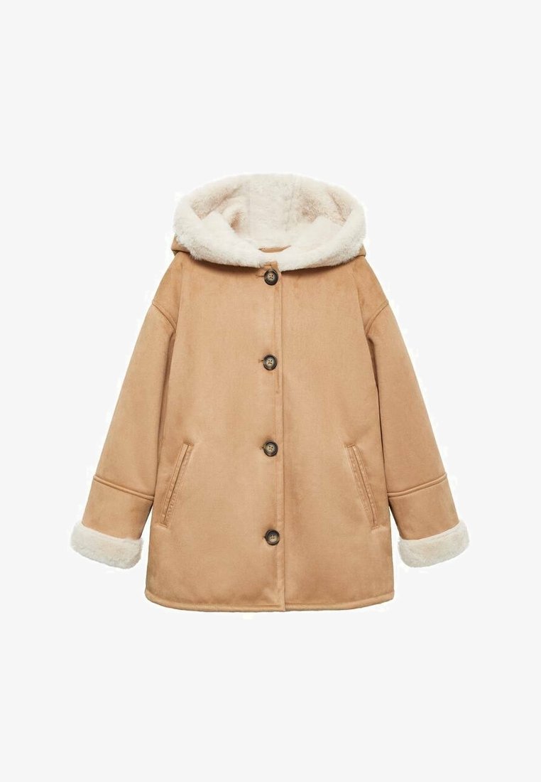 Cappotto in pelliccia finta color cammello, foderato in pelliccia, con cappuccio, grandi bottoni, tasche laterali e polsini in pelliccia bianca a contrasto. Texture morbida e liscia.