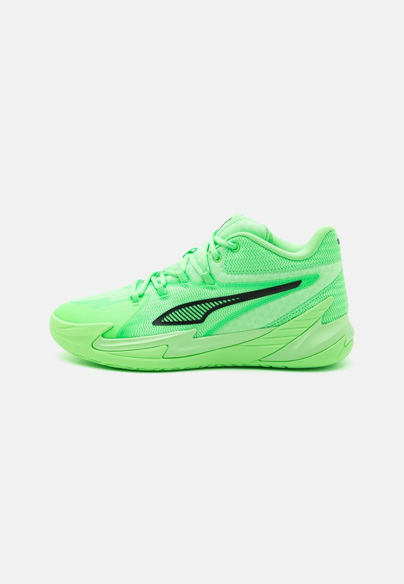 Neon zöld sportcipő hálós felsőrészel, textúrált részletekkel, fekete kiegészítőkkel, lekerekített orral és vastag gumitalppal, amely a tapadást szolgálja.
