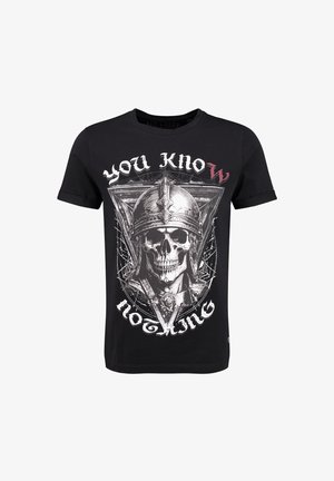 Camiseta de algodón negra con un gráfico de un skull con un casco y el texto "NO SABES NADA" en blanco y rojo. Mangas cortas, cuello redondo.