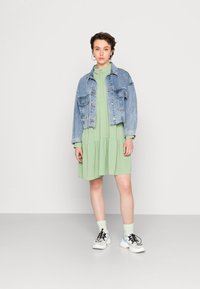 JDY PIPER NOOS - Vestido camiseiro - basil