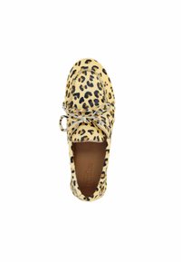 Leopardprint platte schoen met een zachte vachtstructuur, ronde neus en lichtgekleurde veters. Het interieur heeft een gladde bruine binnenzool.