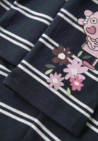 Tkanina w granatowe paski z kwiatowym wzorem w odcieniach różu i brązu, z postacią z kreskówki na środku. Gładka bawełniana faktura, casualowy design.