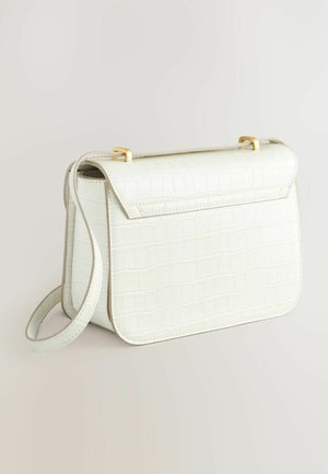 Witte, getextureerde handtas met een krokodillenpatroon, gouden hardware en een enkele verstelbare schouderriem. Rectangulaire vorm met een klep sluiting.