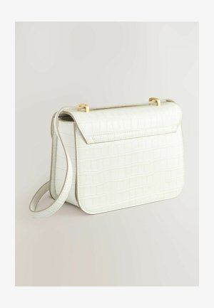 Hvid, tekstureret håndtaske med krokodillemønster, guldhardware og en enkelt justerbar rem. Rektangulær form med klaplukning.