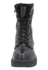 Botas negras con cordones, forradas en piel sintética, parte superior de piel lisa, ojales dorados, suela de goma gruesa y un acento blanco cosido en la base.