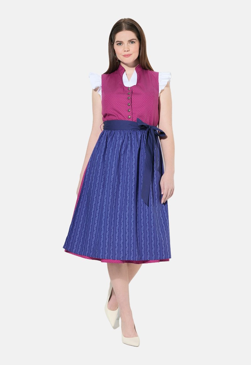 Vestido midi con cuerpo fucsia y lunares blancos, mangas cortas y falda plisada azul oscuro con un patrón floral, estilizado con una cinta en la cintura.
